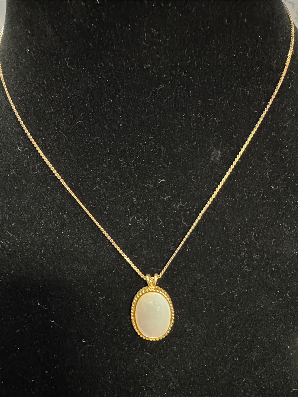 VTG Gold Oval Mother-of-Pearl Pendant Necklace